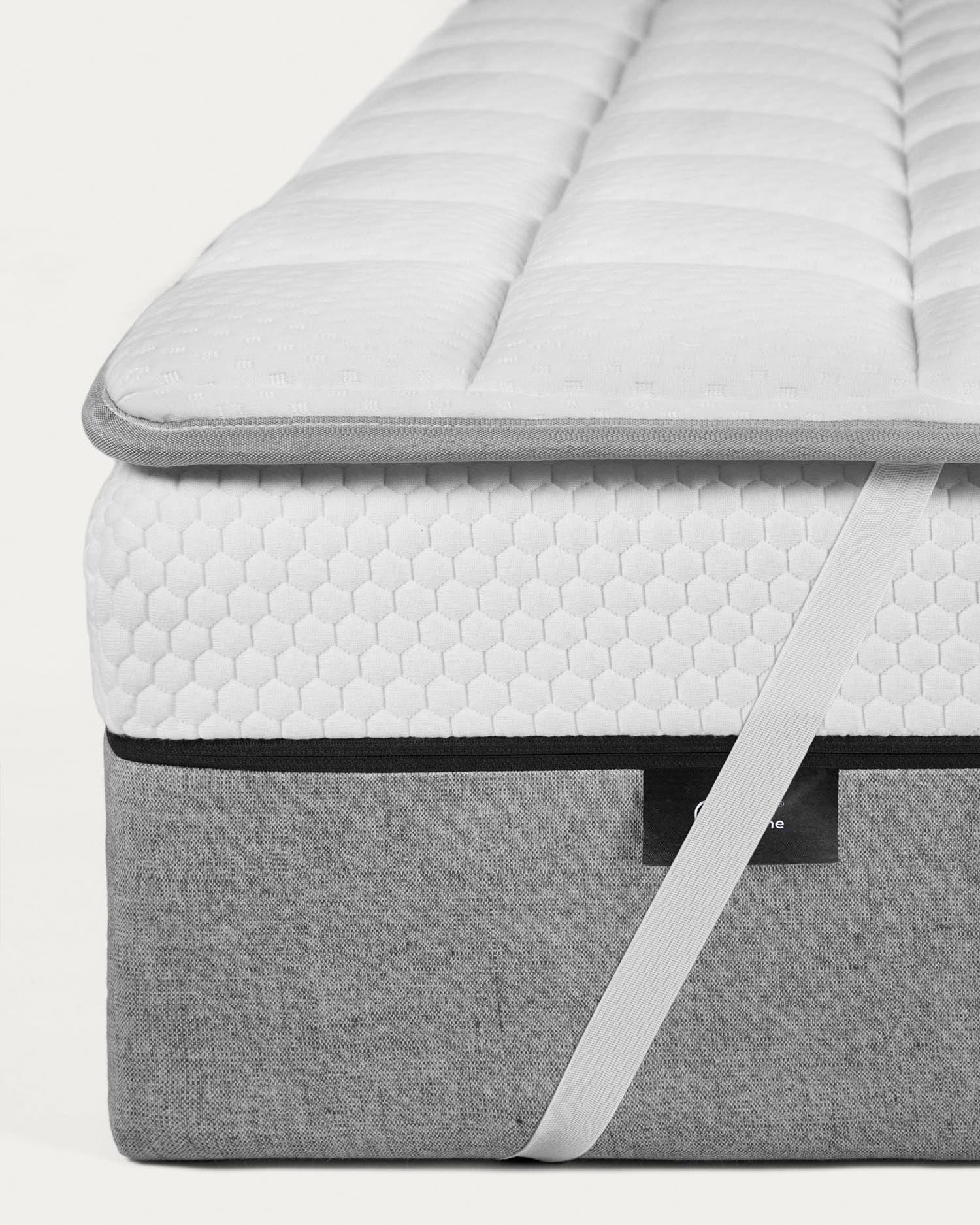 Genießen Sie erholsamen Schlaf mit dem Freya Matratzen Topper 140 x 190 cm von Kave Home, der Komfort, Hygiene und Temperaturregulierung vereint.