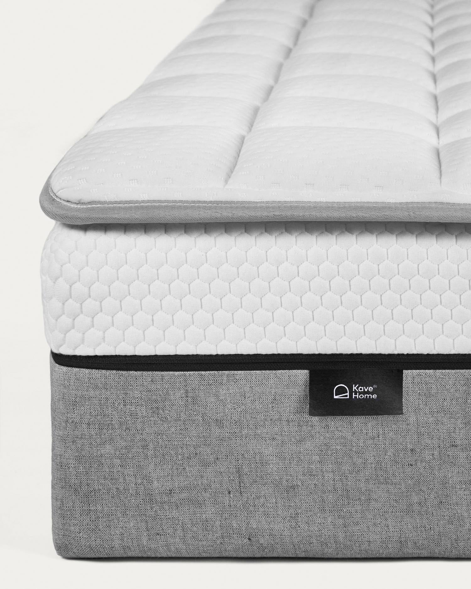 Erleben Sie ultimativen Schlafkomfort mit dem Freya Matratzen Topper 140 x 190 cm von Kave Home – für eine erholsame Nachtruhe und optimale Hygiene.