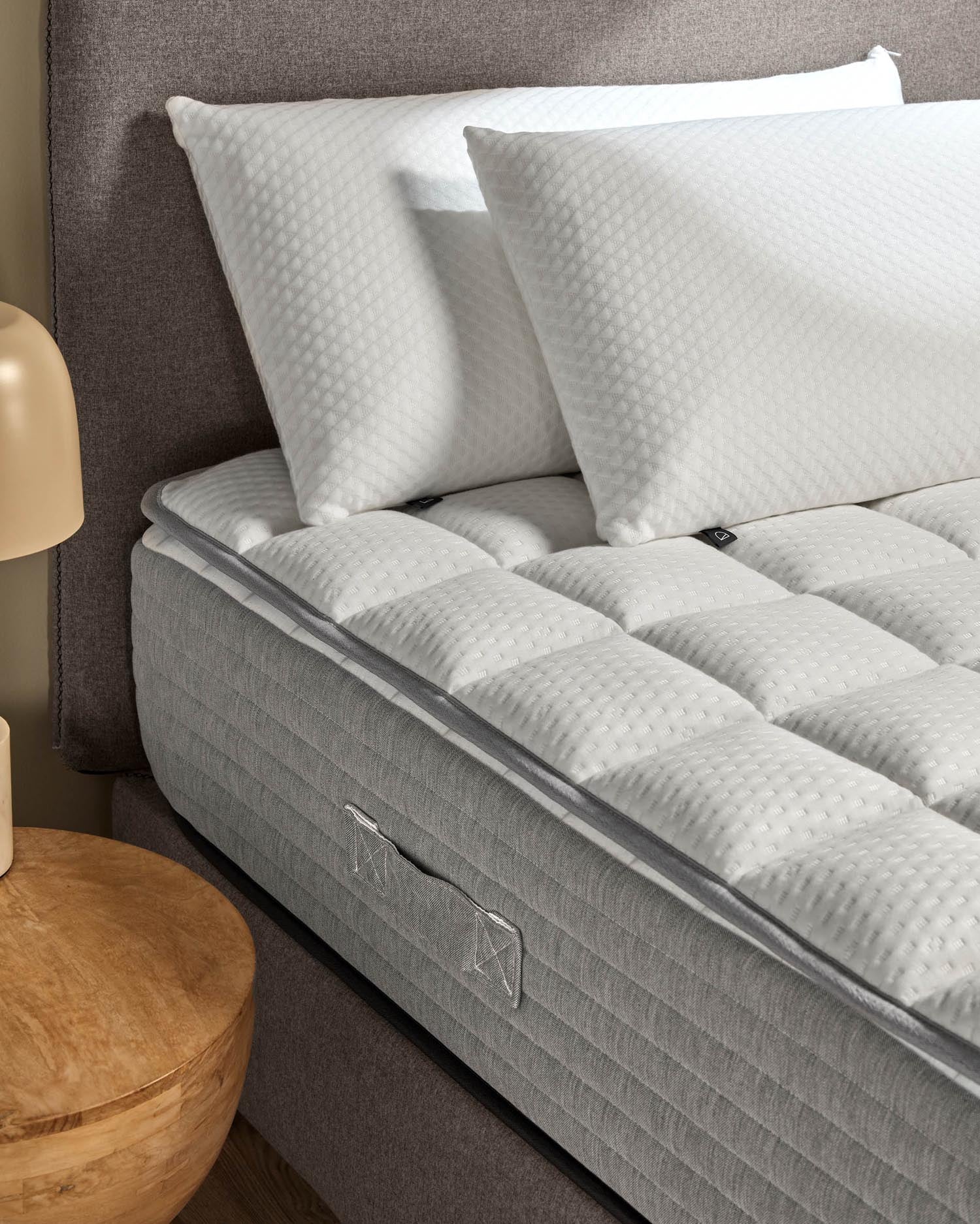 Verbessern Sie Ihren Schlaf mit dem Freya Matratzen Topper 150 x 190 cm von Kave Home, der für optimale Druckentlastung und Hygiene sorgt.