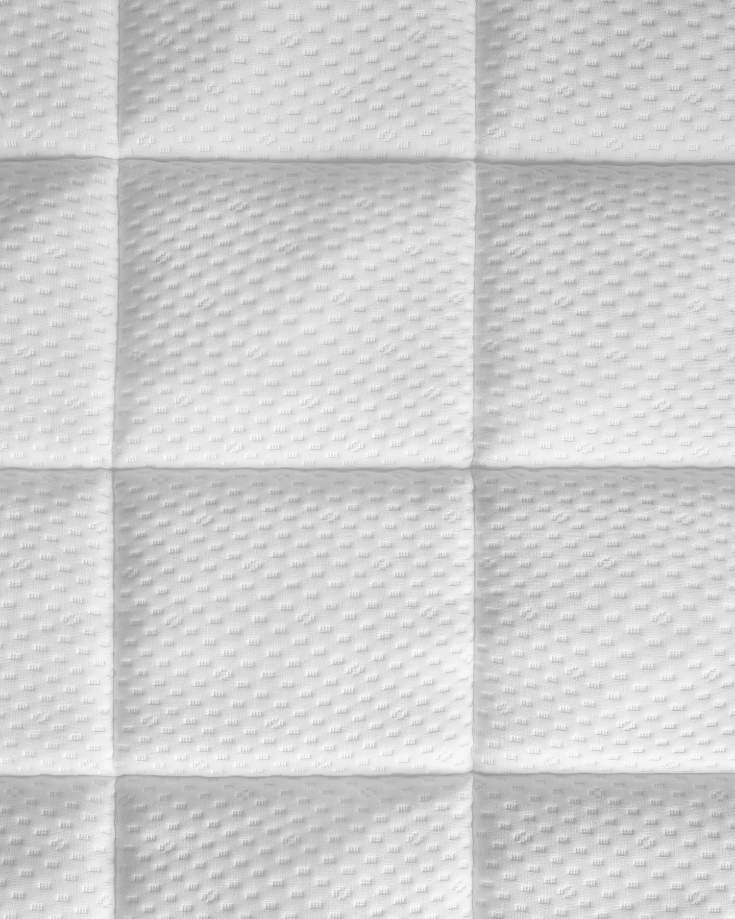 Erleben Sie mit dem Freya Matratzen Topper 150 x 190 cm von Kave Home unvergleichlichen Schlafkomfort dank innovativem AirGel® und hygienischem Sanitized®-Gewebe.