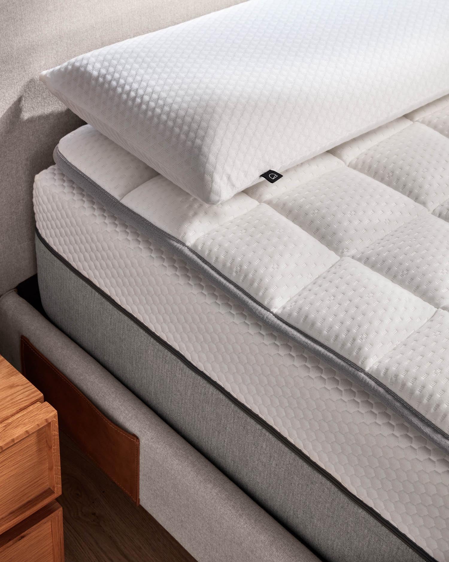 Verbessern Sie Ihren Schlaf mit dem Freya Matratzen Topper 160 x 200 cm von Kave Home. Genießen Sie optimalen Komfort durch AirGel® und hygienisches Sanitized®-Gewebe.