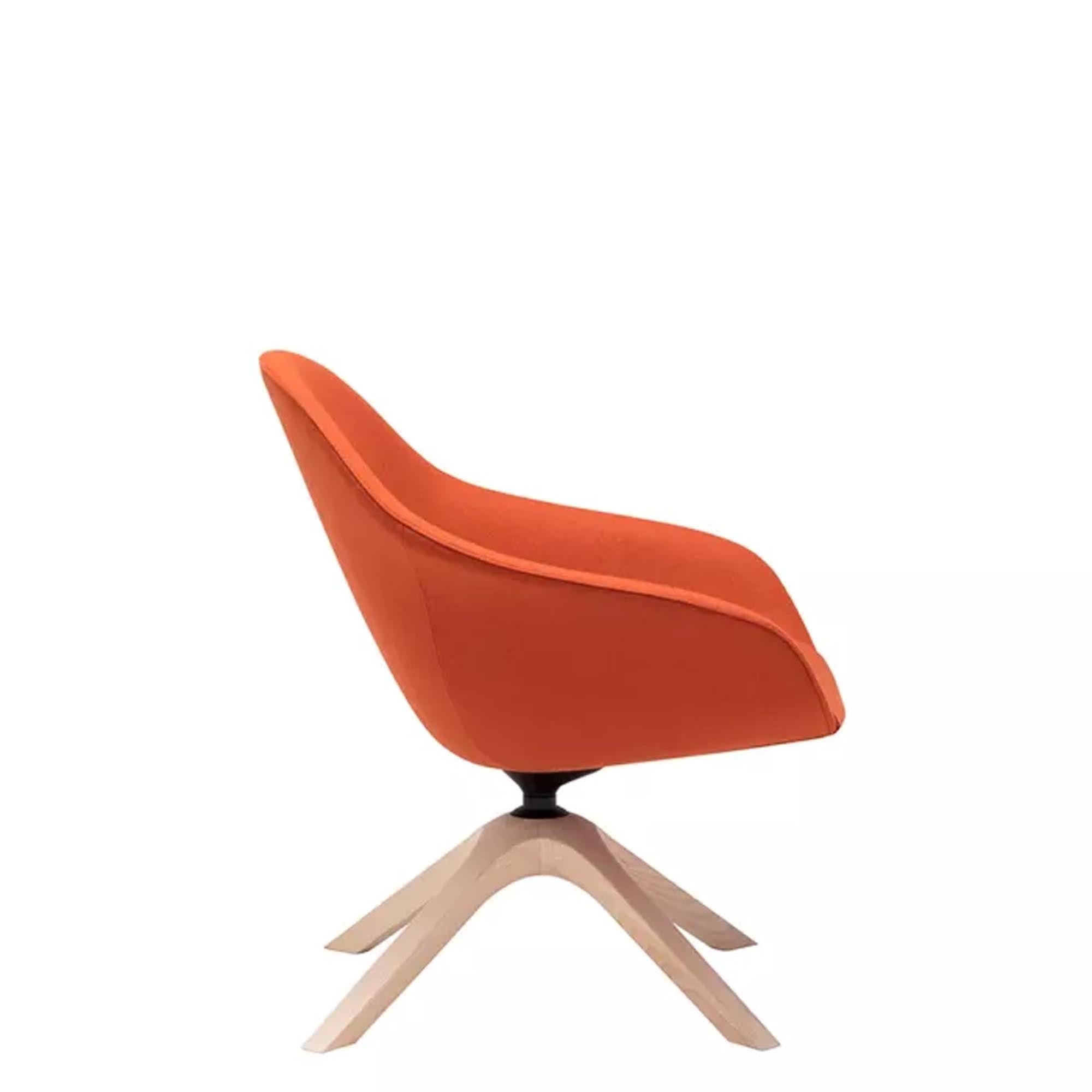 Eleganter Next Lounge Sessel von Andreu World – drehbar und modern.