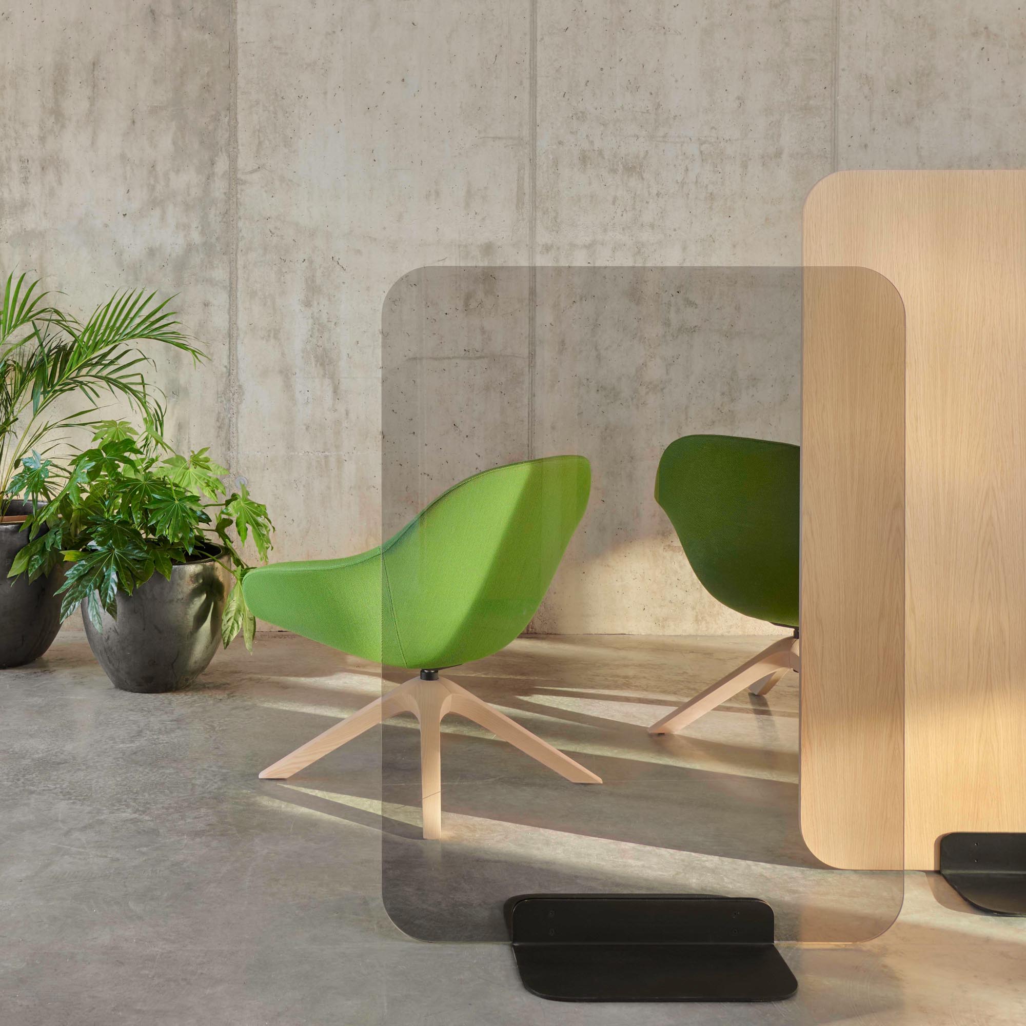 Entdecken Sie den Next Lounge drehbar von Andreu World – ein stilvoller Sessel, der Komfort und Design vereint und sich perfekt in jede Umgebung integriert.