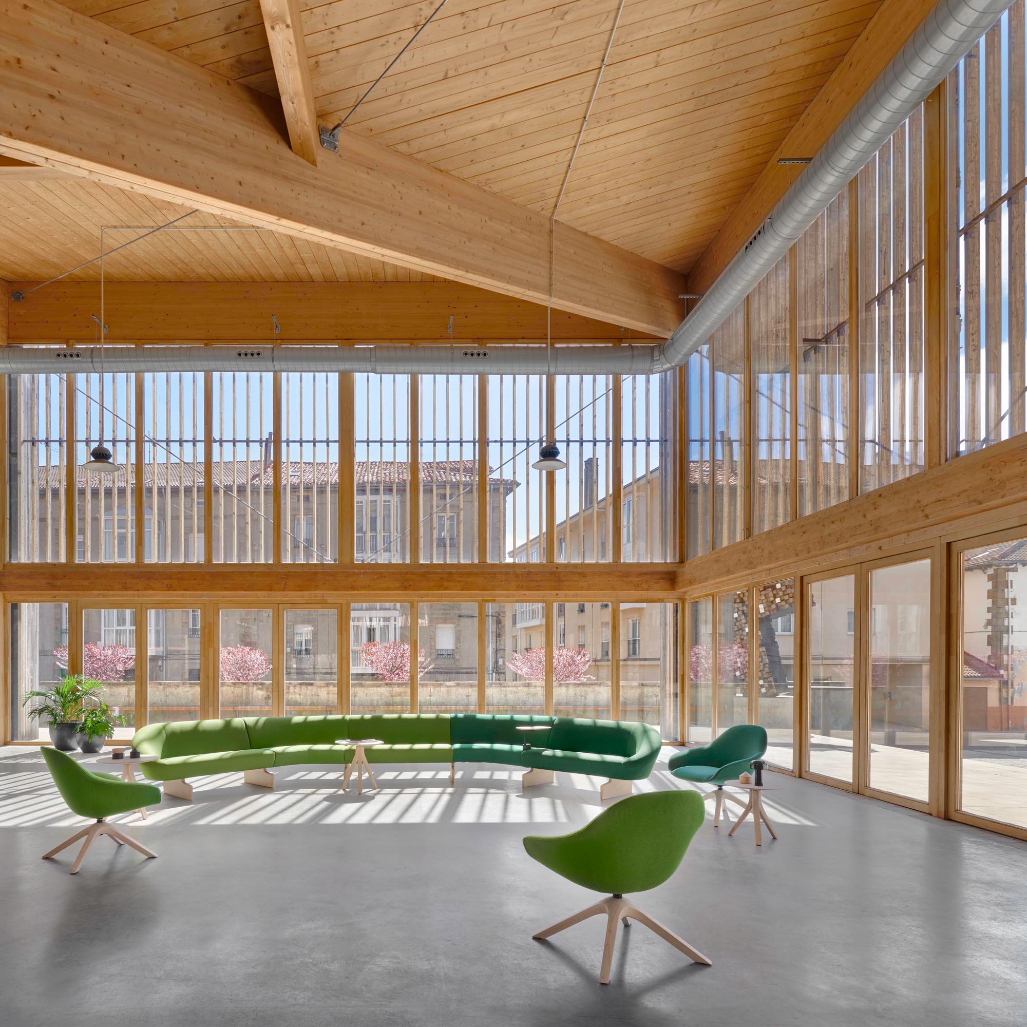 Next Lounge von Andreu World: Drehbarer Komfort in modernem Design.