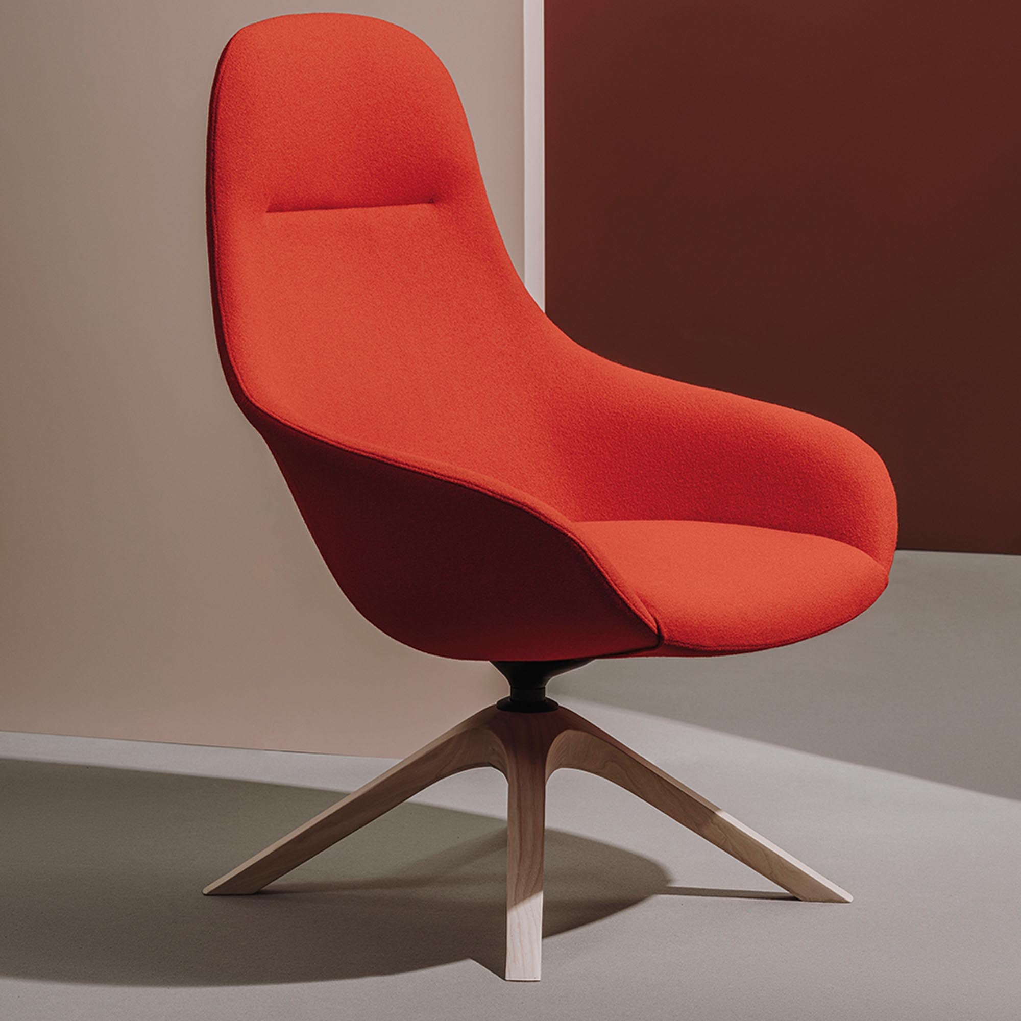 Eleganter Next Lounge High Sessel von Andreu World, drehbar und komfortabel. Ideal für moderne Büros und gemütliche Wohnräume.