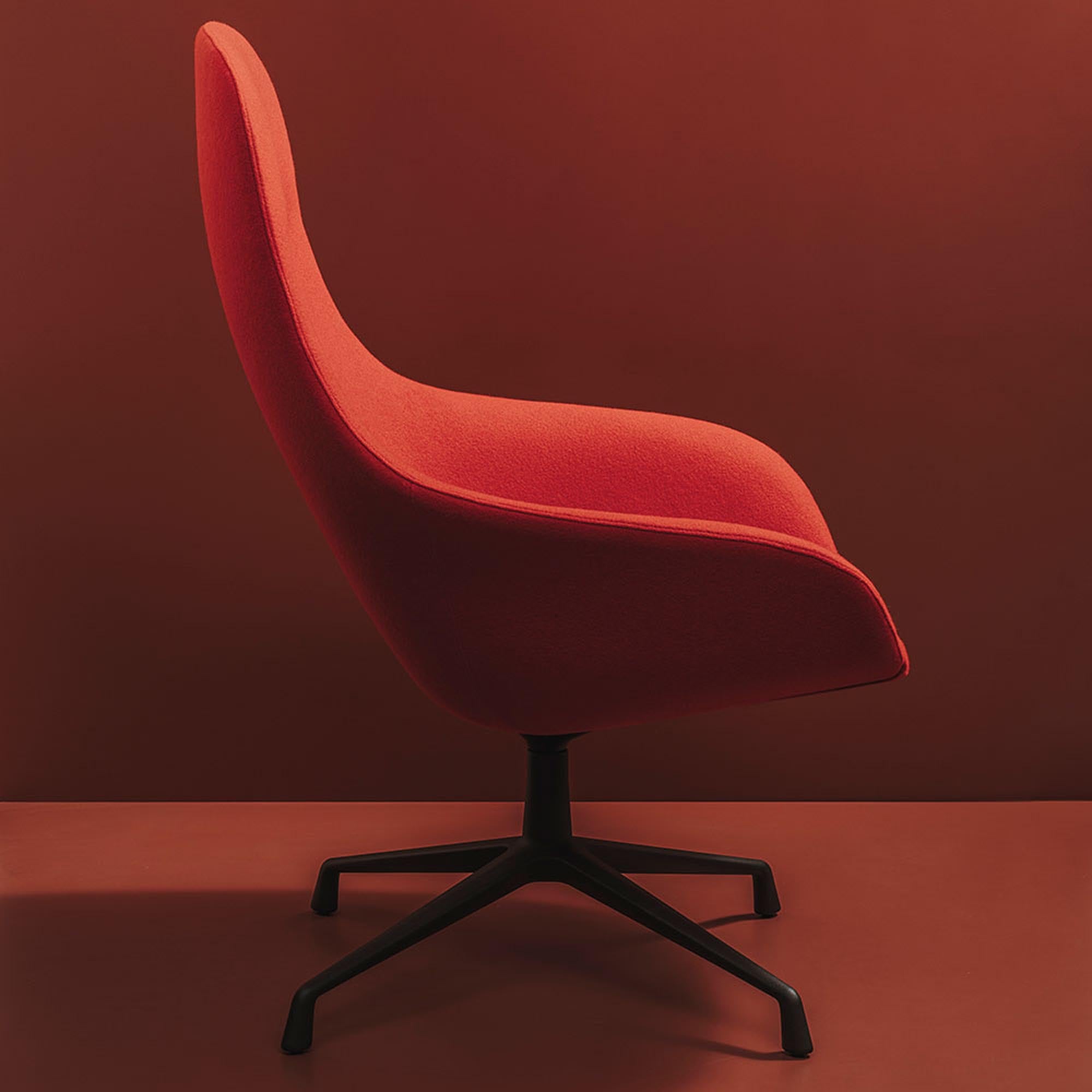 Stilvoller Next Lounge High Sessel von Andreu World, drehbar und komfortabel. Ideal für moderne Büros und gemütliche Wohnräume.