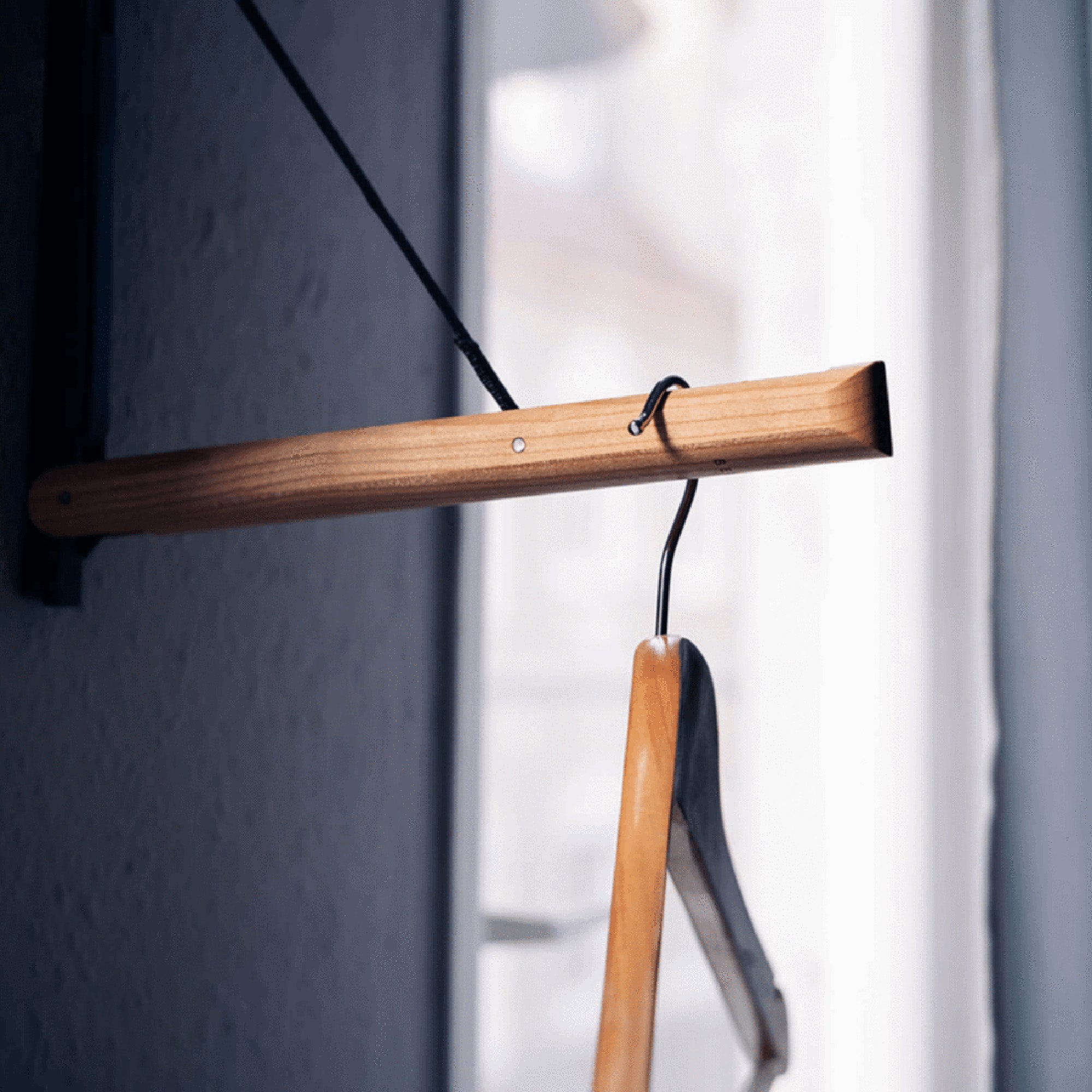 Elegante Kleiderstange aus Kirschbaumholz, platzsparend, für 5-6 Bügel, cleveres Design, edle Verarbeitung.