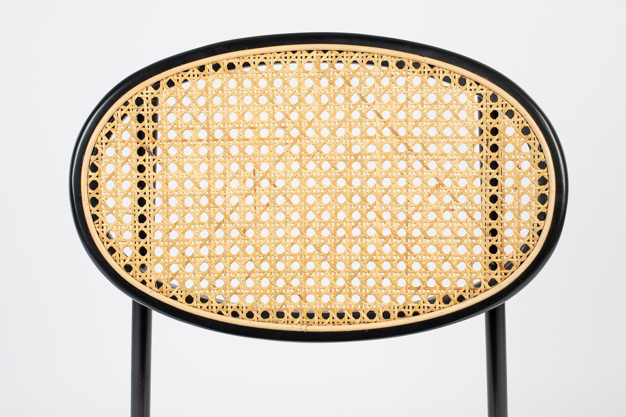 Ein stilvoller Stuhl mit innovativem Webmuster, der modernes Design und Komfort in einem einzigartigen Look vereint.