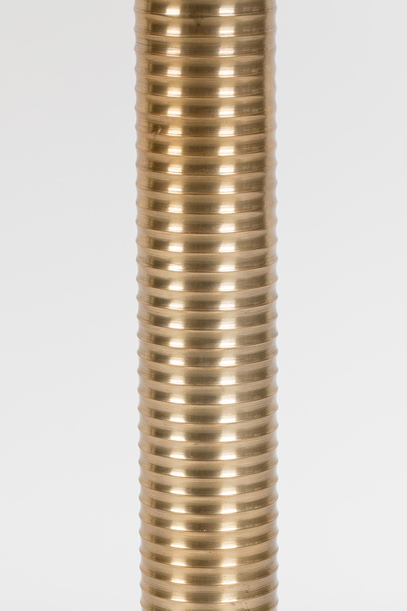 Eleganter HYPNOTISING ROUND Beistelltisch von Bold Monkey mit goldenem Finish. Ideal für Deko und Pflanzen, vereint Stil und Funktion.