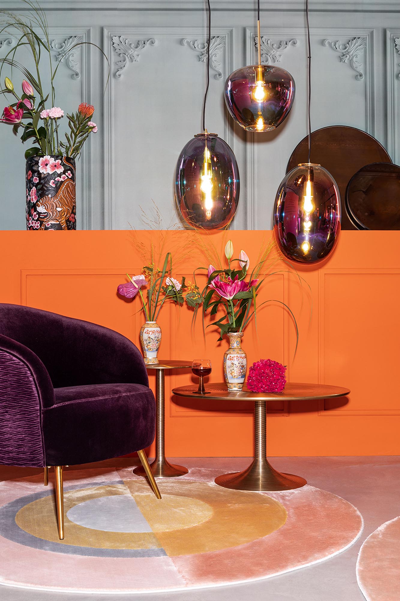 Entdecke den HYPNOTISING ROUND Beistelltisch von Bold Monkey – ein elegantes Möbelstück mit goldener Oberfläche, ideal für stilvolle Akzente in deinem Zuhause.