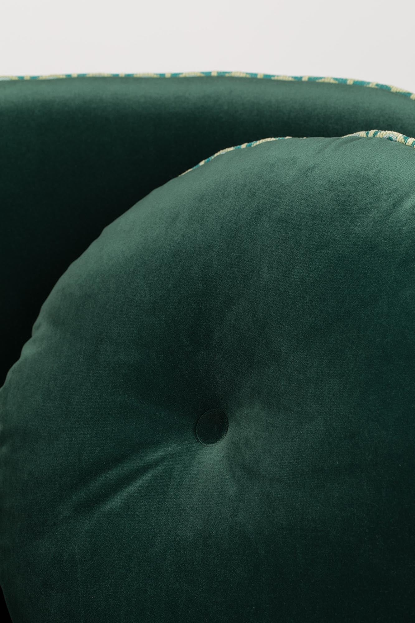 Entdecken Sie den SASSY GRANNY Loungesessel von Bold Monkey in elegantem Dunkelgrün – ein perfekter Mix aus Retro-Charme und modernem Komfort.