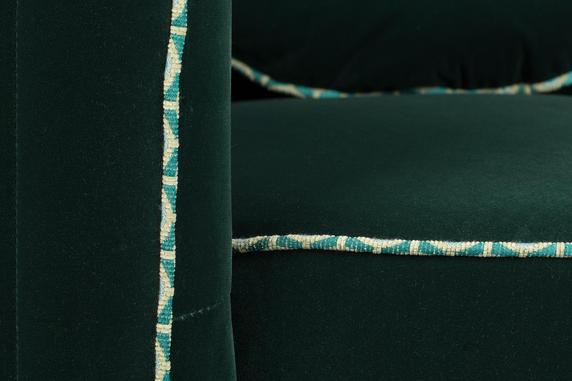 Entdecken Sie den SASSY GRANNY Loungesessel von Bold Monkey in elegantem Dunkelgrün – ein perfekter Mix aus Retro-Charme und modernem Komfort.