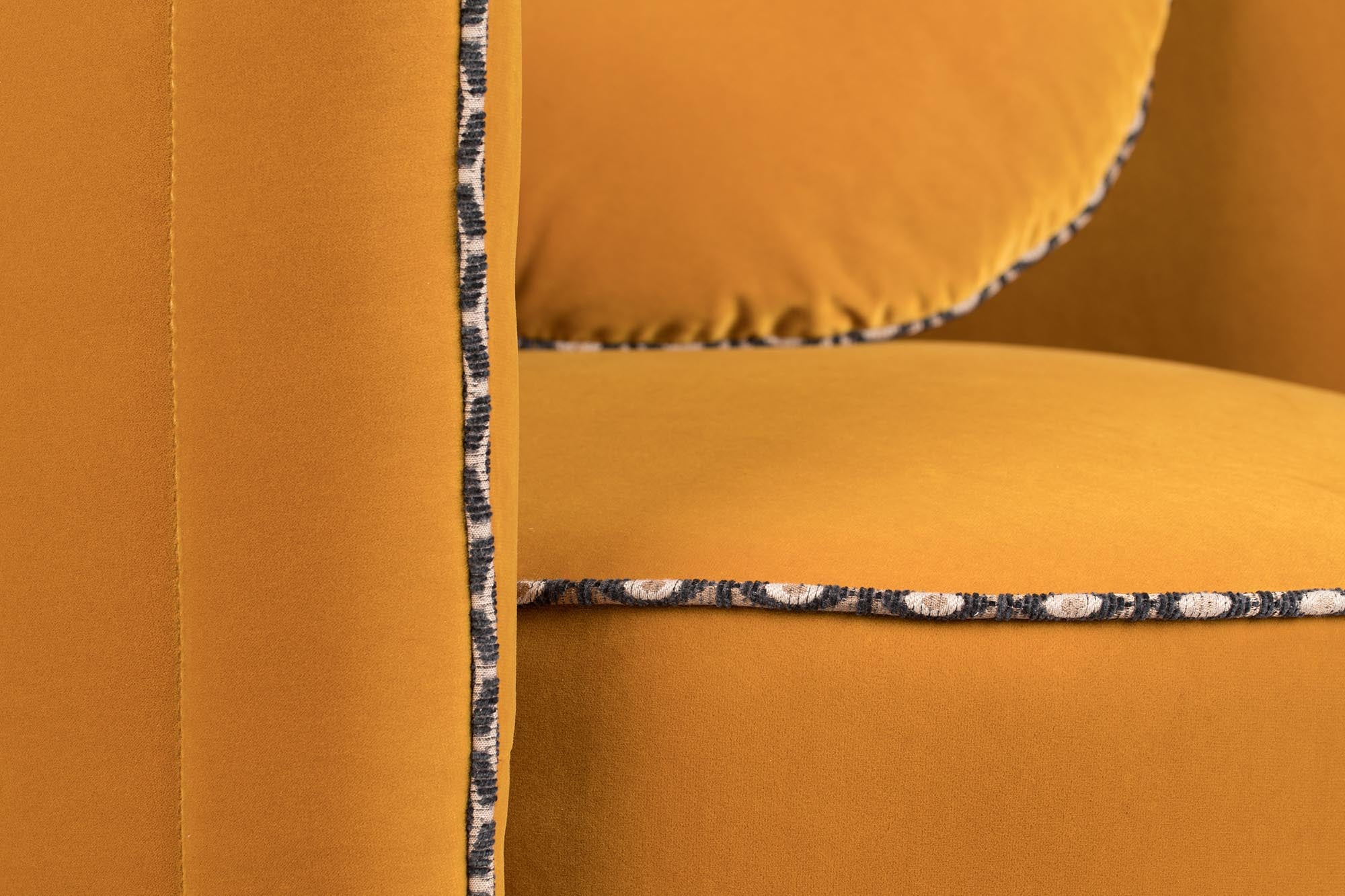 Entdecken Sie den SASSY GRANNY Loungesessel in Dunkelgrün – ein stilvolles Möbelstück mit Retro-Charme und optimalem Sitzkomfort.