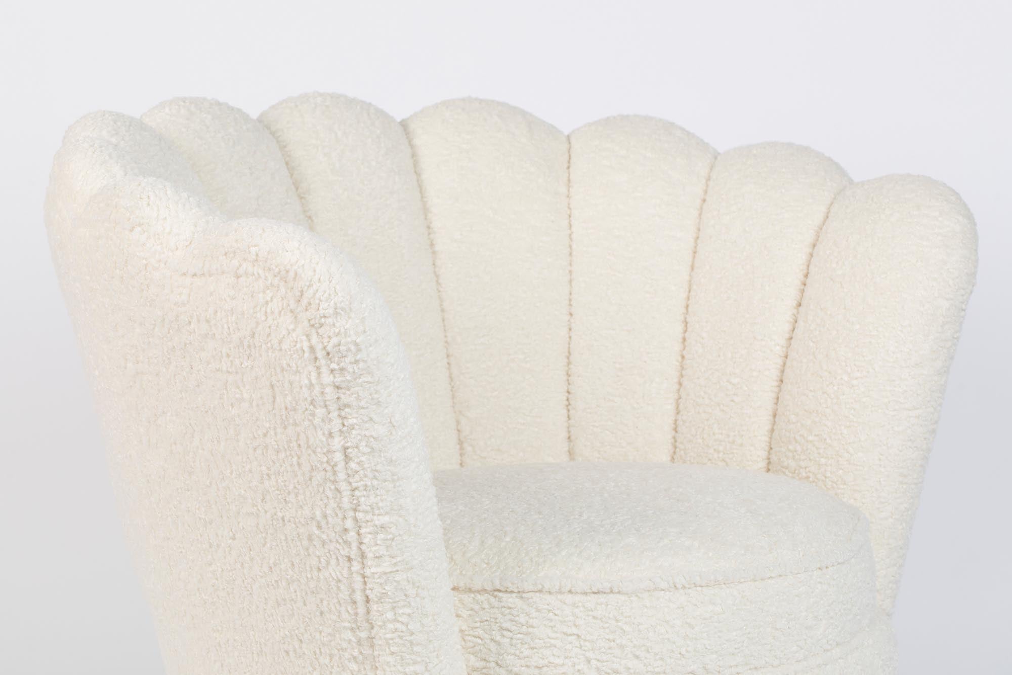 Entspanne stilvoll im MOTHER OF ALL SHELLS Loungesessel von Bold Monkey: Einzigartiges Design, weicher Teddy-Stoff und optimaler Sitzkomfort.