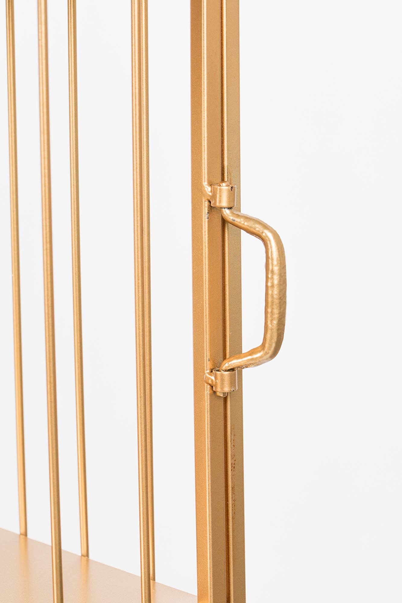 Entdecken Sie das UNLOCK ME Cabinet von Bold Monkey: Stilvolles Möbelstück mit cleverem Stauraum und einzigartigem Schließsystem.