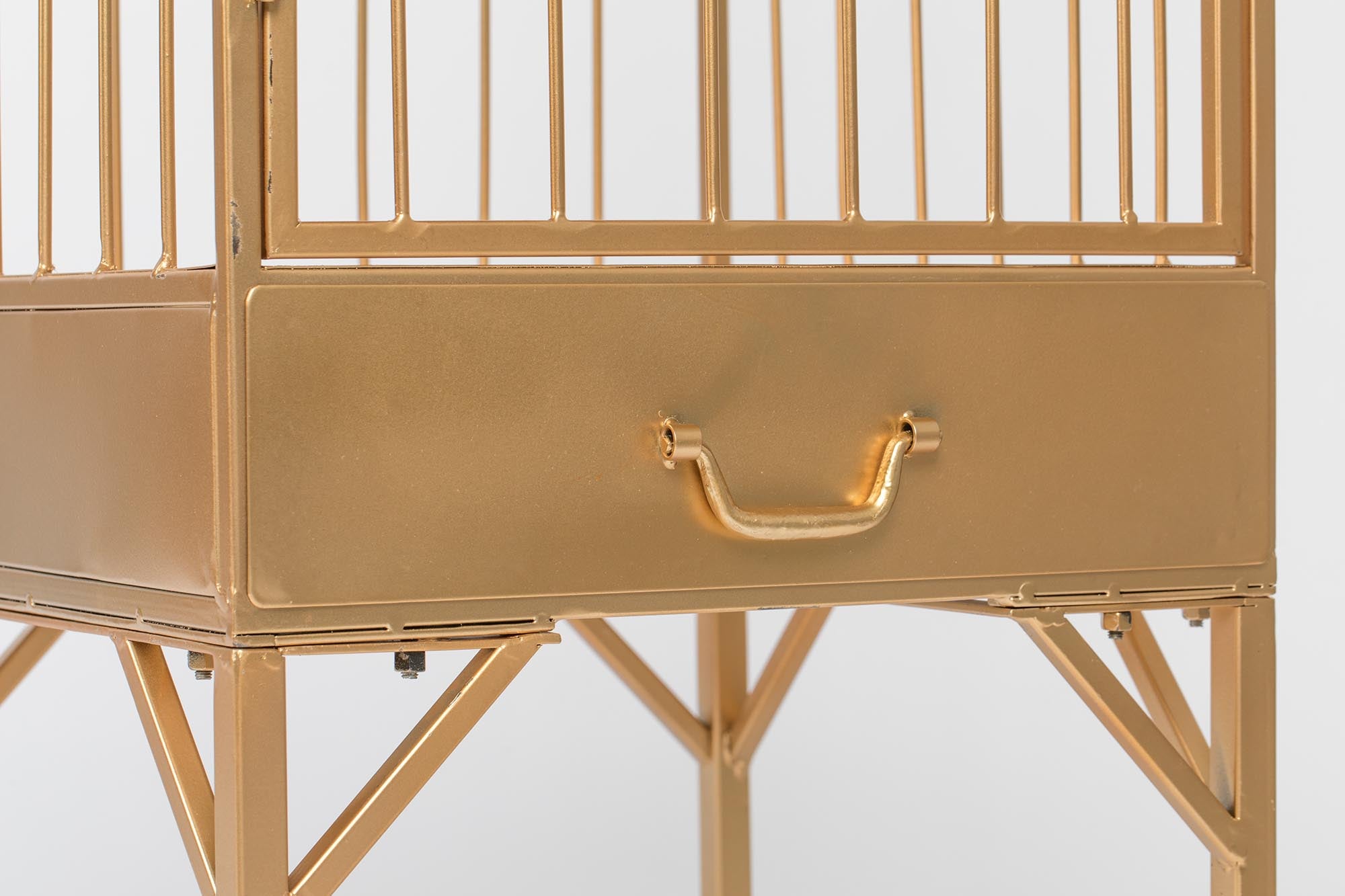 Erleben Sie das UNLOCK ME Cabinet von Bold Monkey: Ein modernes Design mit innovativem Stauraum und einem faszinierenden Schließmechanismus.