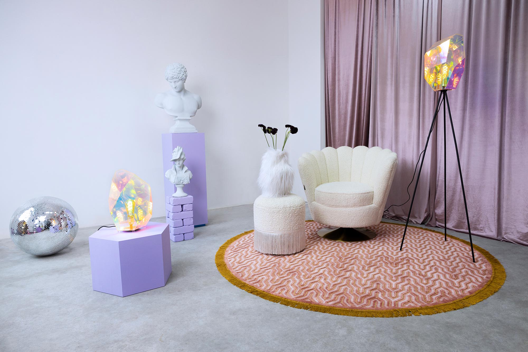 Runder, pinker Teppich (200 cm) von Bold Monkey: Weiches Polyester, lebendig, pflegeleicht, ideal für Wohn- und Schlafzimmer.