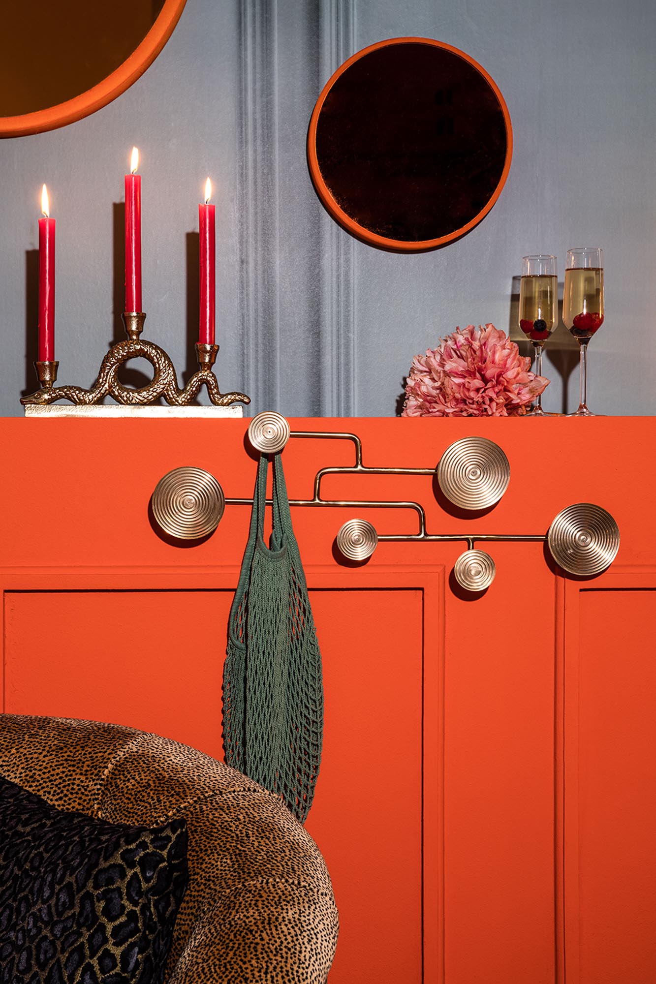 Entdecke den HYPNOTISING Kleiderhaken von Bold Monkey – ein stilvolles Accessoire, das mit seinem goldenen Finish und hypnotisierenden Design deinem Eingangsbereich Eleganz verleiht. Ideal für Ordnung und Stil.