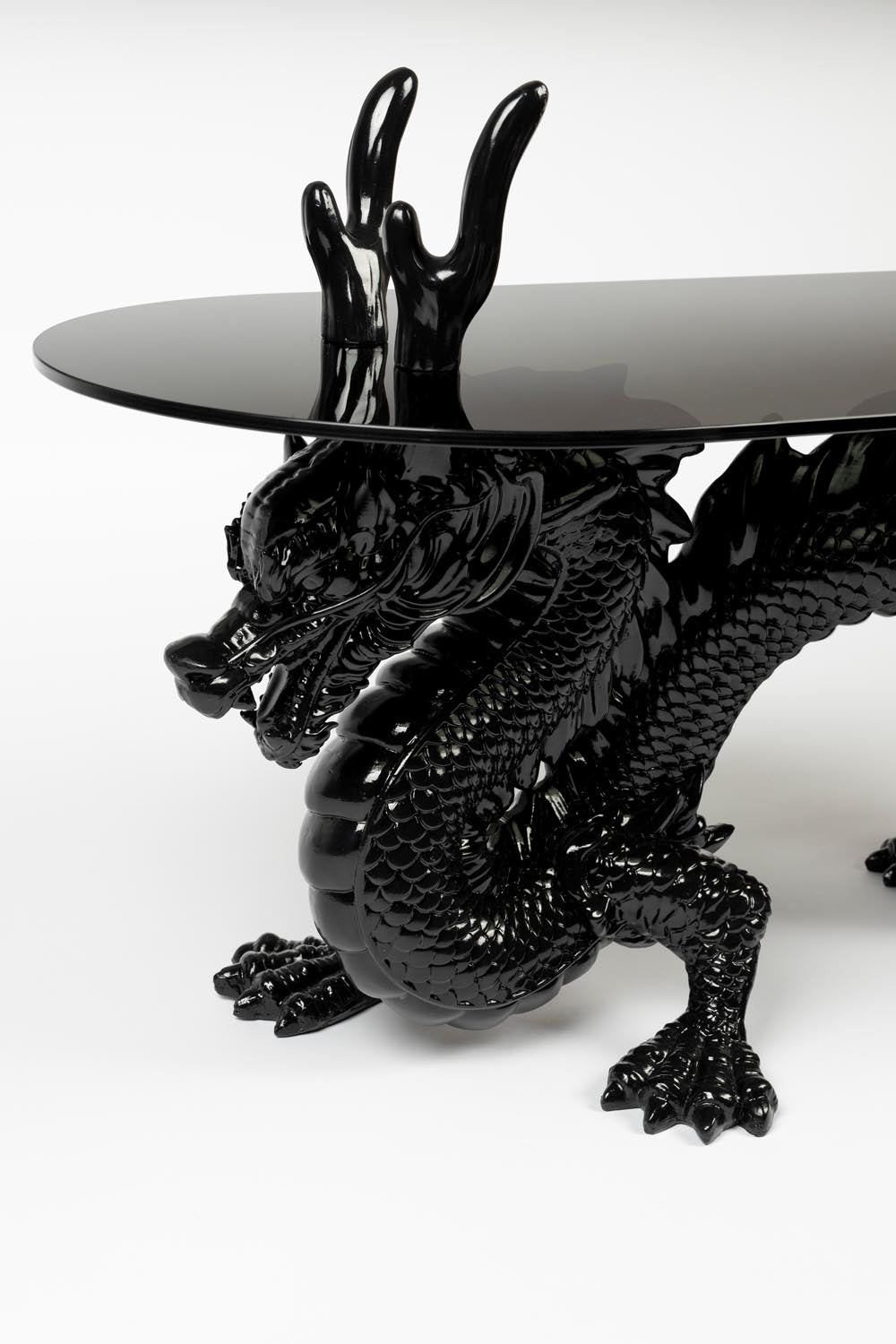 Stilvoller Couchtisch „Bastard“ mit auffälligem Drachen-Design.