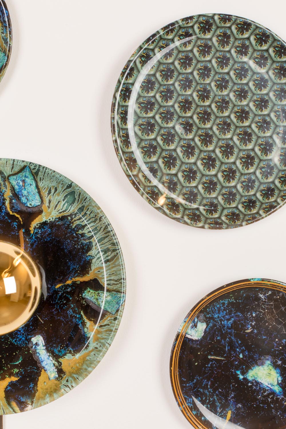 Kreative sechseckige Wandleuchten im 4er-Set von Bold Monkey.