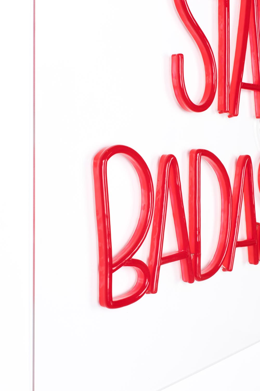 Leuchtendes Highlight: Badass LED Neon Schild von Bold Monkey.