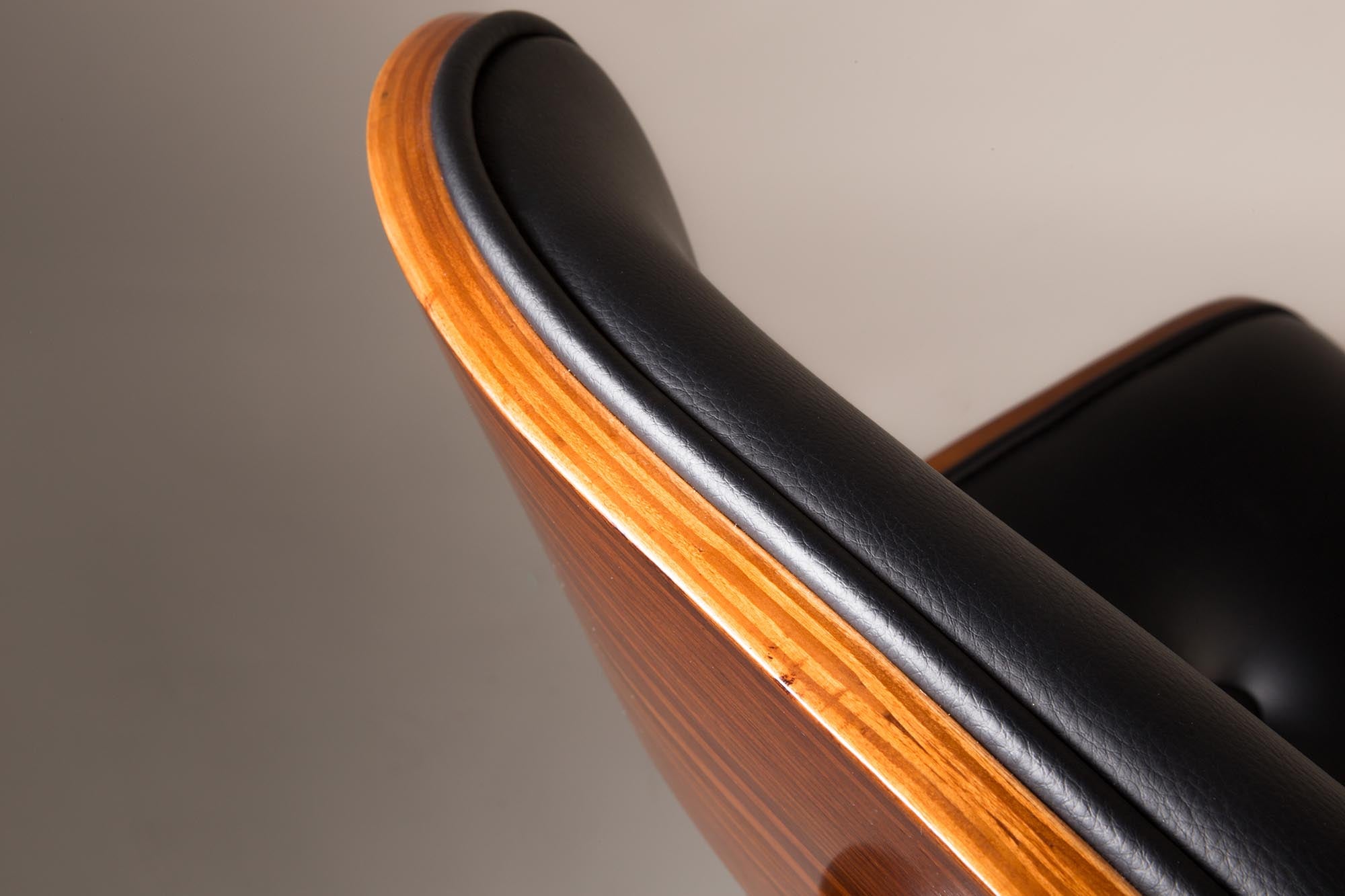 Entdecken Sie den Blackwood Stuhl von Dutchbone – ein elegantes Möbelstück, das Komfort und modernes Design vereint.