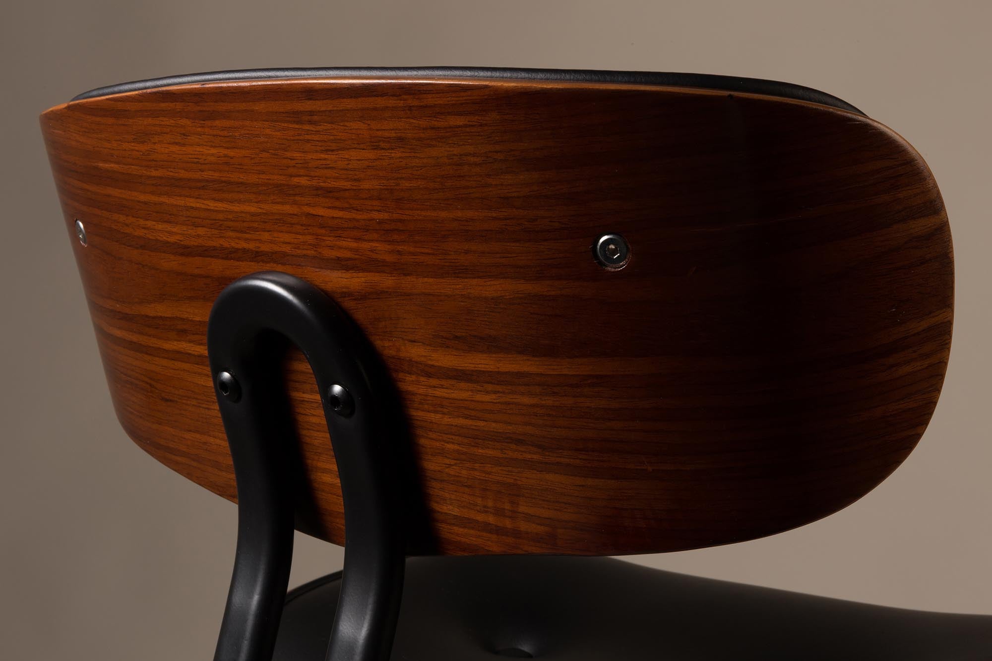 Der Blackwood Stuhl von Dutchbone vereint elegantes Design mit optimalem Komfort – perfekt für stilbewusste Wohnräume.