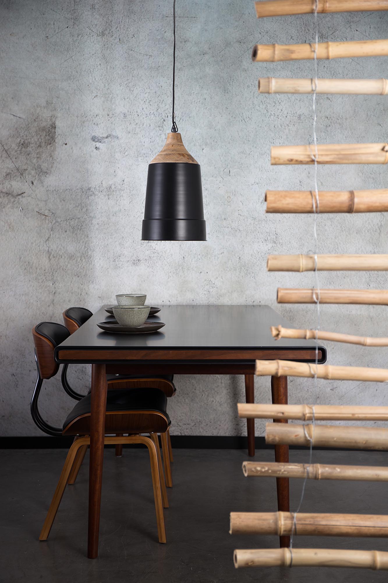 Eleganter Stuhl BLACKWOOD: Luxuriöses Holzdesign, zeitloser Klassiker, vielseitig für Esszimmer & Büro, komfortabel & stilvoll. Mindestbestellung: 2 Stk.