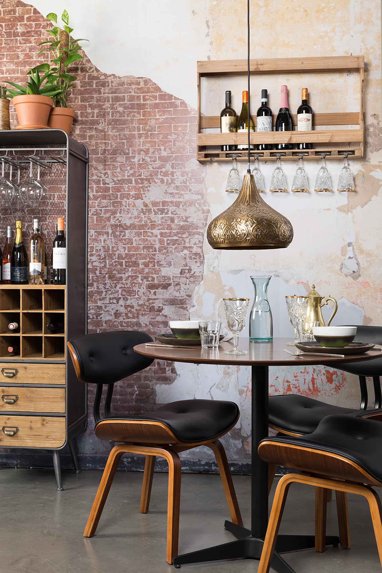 Entdecken Sie den Blackwood Stuhl von Dutchbone – eine harmonische Verbindung aus modernem Design und gemütlichem Sitzkomfort.