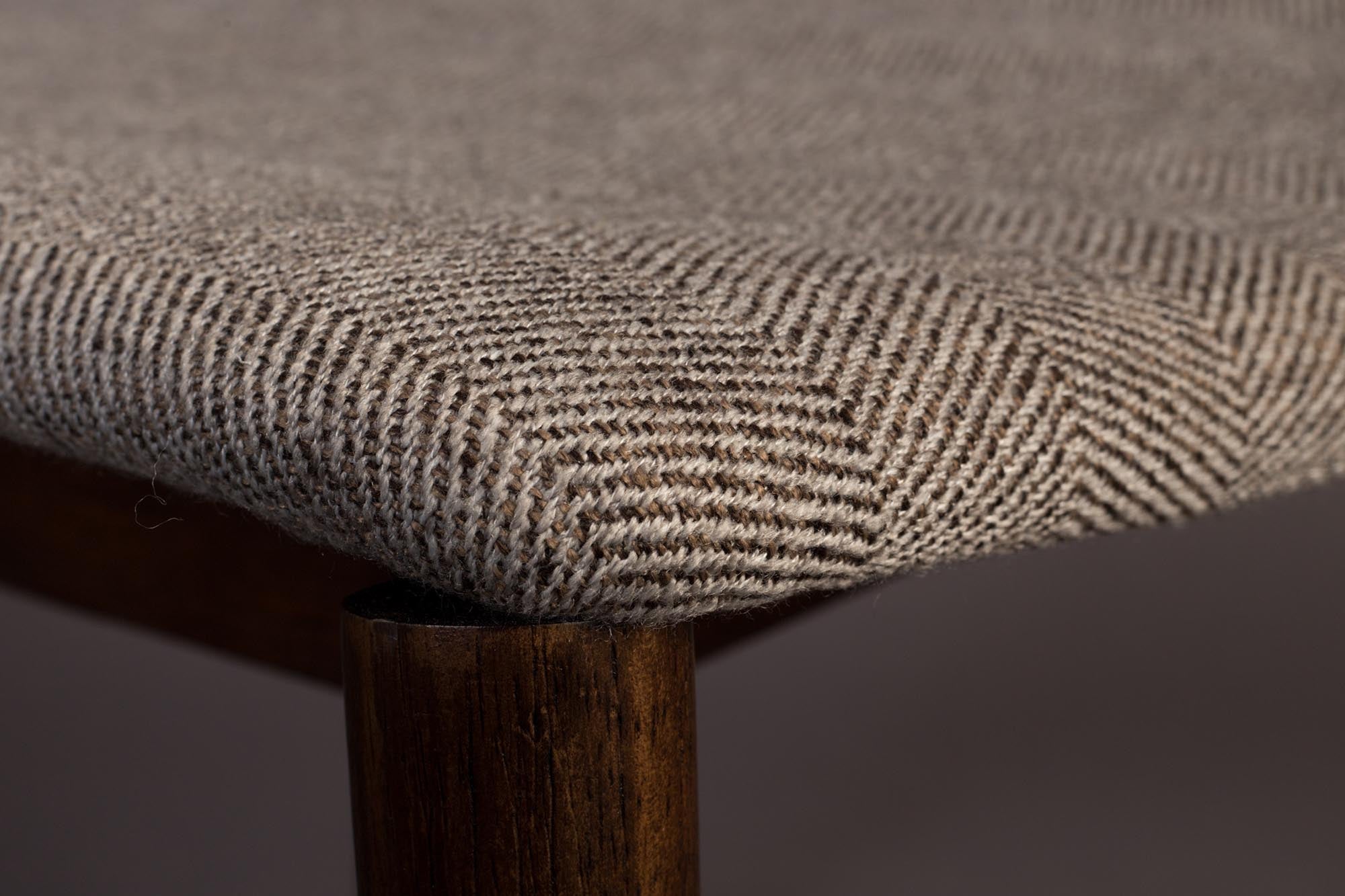 Entdecken Sie den eleganten Esszimmerstuhl TORRANCE von Dutchbone. Mit seinem modernen Design, bequemen Polster und stabilen Gestell ist er der perfekte Blickfang für Ihr Zuhause.