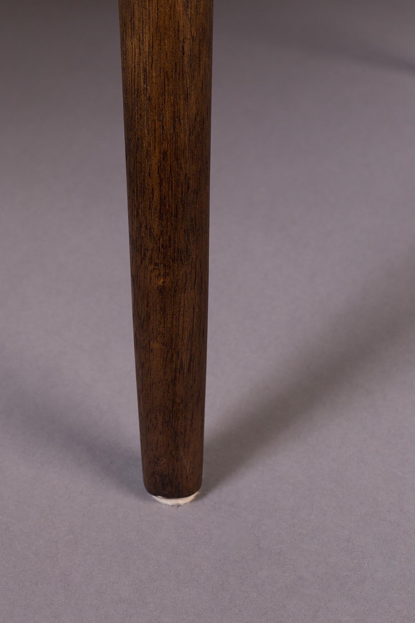 Der stilvolle Esszimmerstuhl TORRANCE von Dutchbone vereint modernes Design mit hohem Sitzkomfort. Ideal für ein elegantes Ambiente.