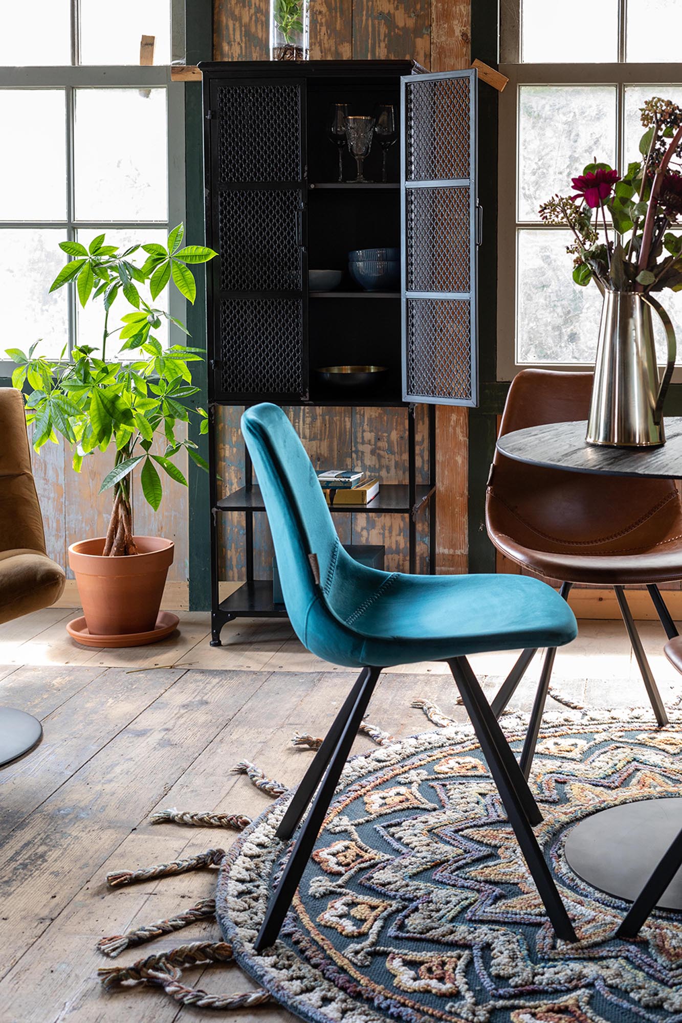 Stuhl Franky Velvet in Petrol präsentiert im Onlineshop von KAQTU Design AG. Stuhl ist von Dutchbone
