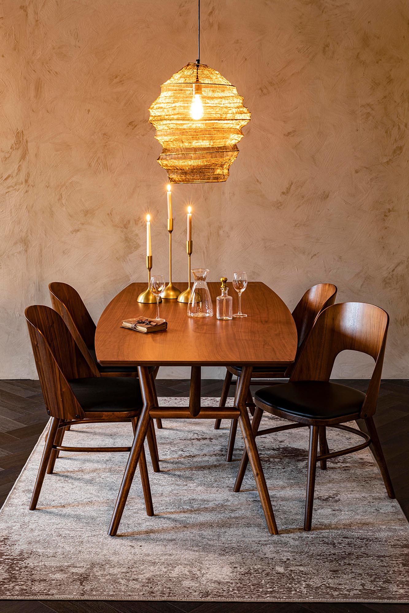 Eleganter Dutchbone Talika Stuhl: Perfekte Harmonie aus Form und Funktion.