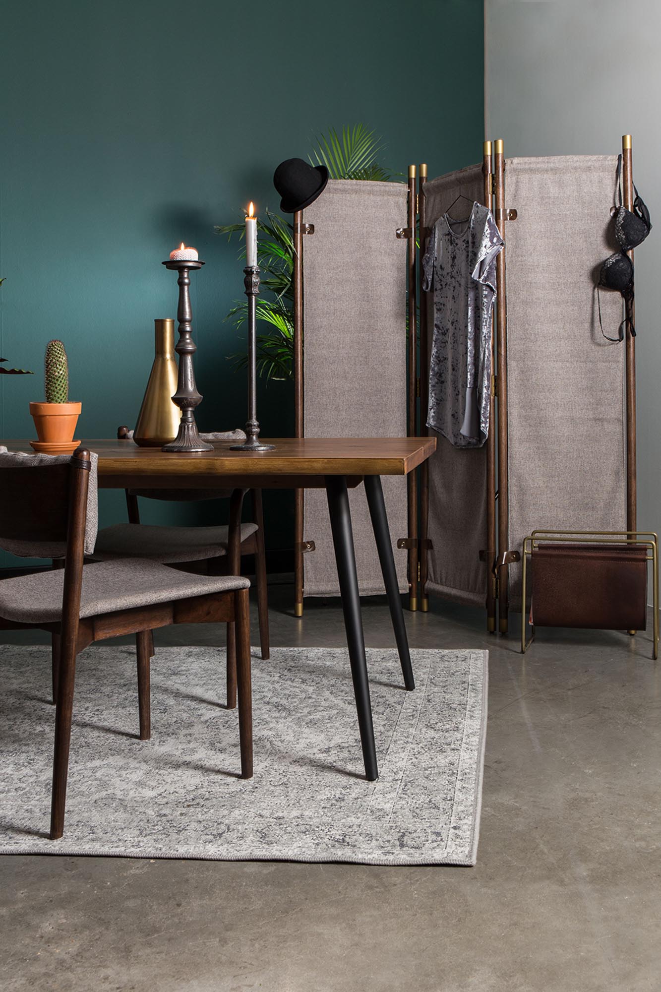 Der stilvolle Armlehnstuhl Torrance von Dutchbone vereint Komfort und Design. Perfekt für Esszimmer, Wohnzimmer oder das Home Office.