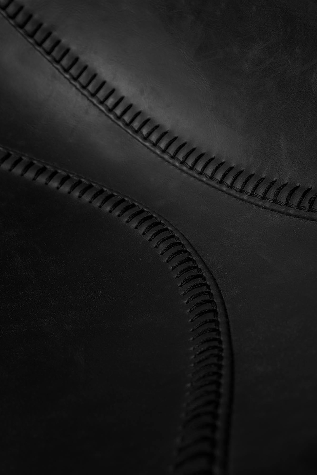 Entdecken Sie den Barstuhl Franky von Dutchbone: Ein eleganter Barhocker mit zeitlosem Design, ideal für Bars und Kücheninseln.