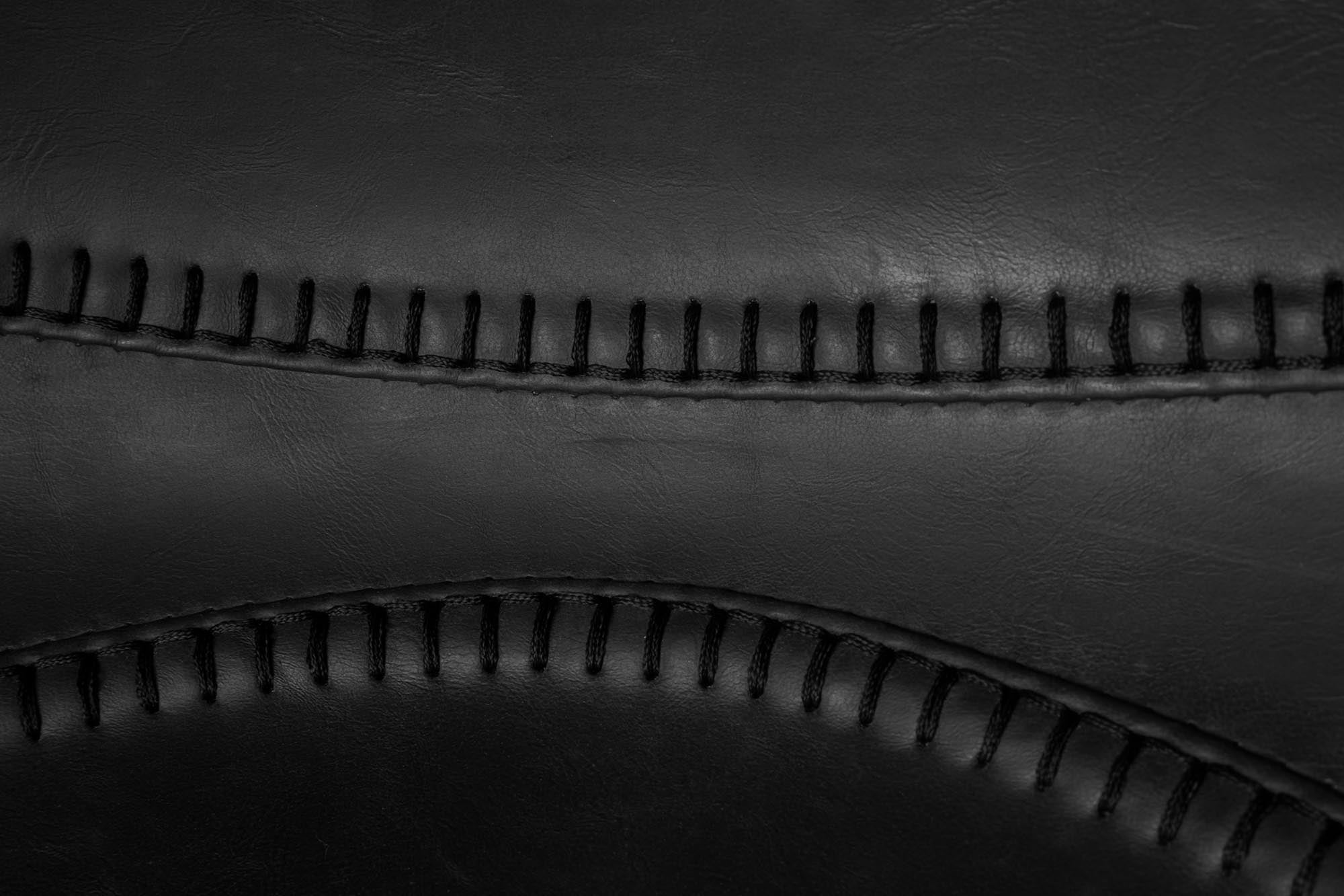 Der Barstuhl Franky von Dutchbone vereint stilvolle Eleganz und Komfort, perfekt für moderne Wohnräume und gesellige Küchen.