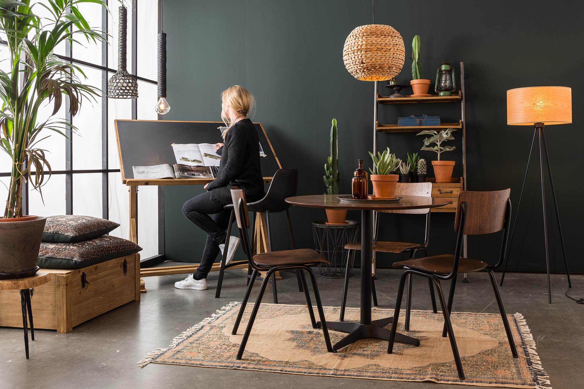 Erleben Sie den Barstuhl Franky von Dutchbone – stilvoll, komfortabel und ideal für Bars oder Kücheninseln. Robust und modern!