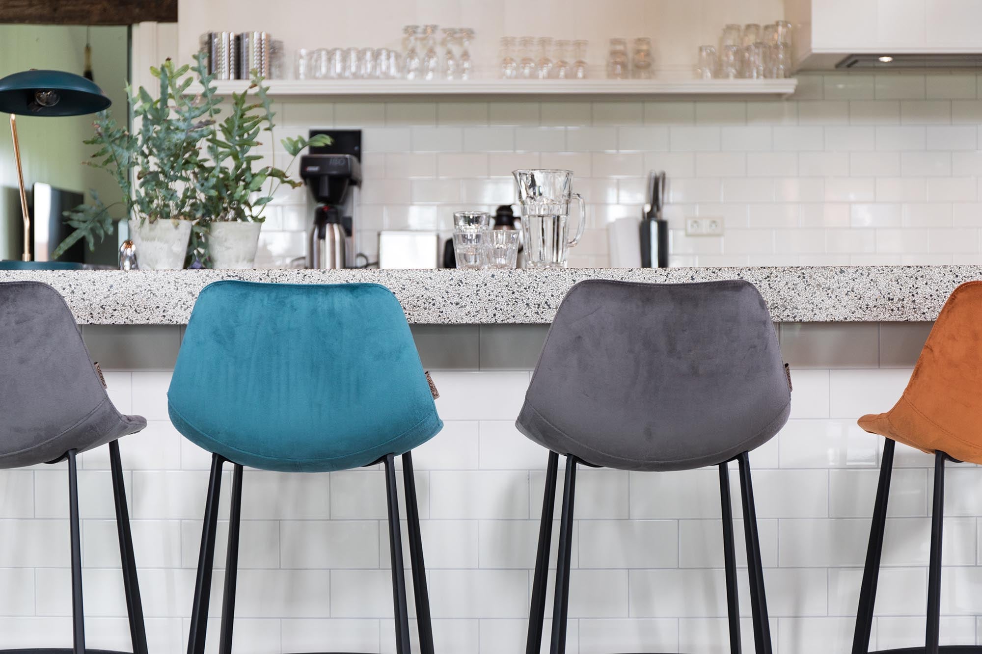 Barstuhl Franky Velvet in Grau präsentiert im Onlineshop von KAQTU Design AG. Barstuhl ist von Dutchbone