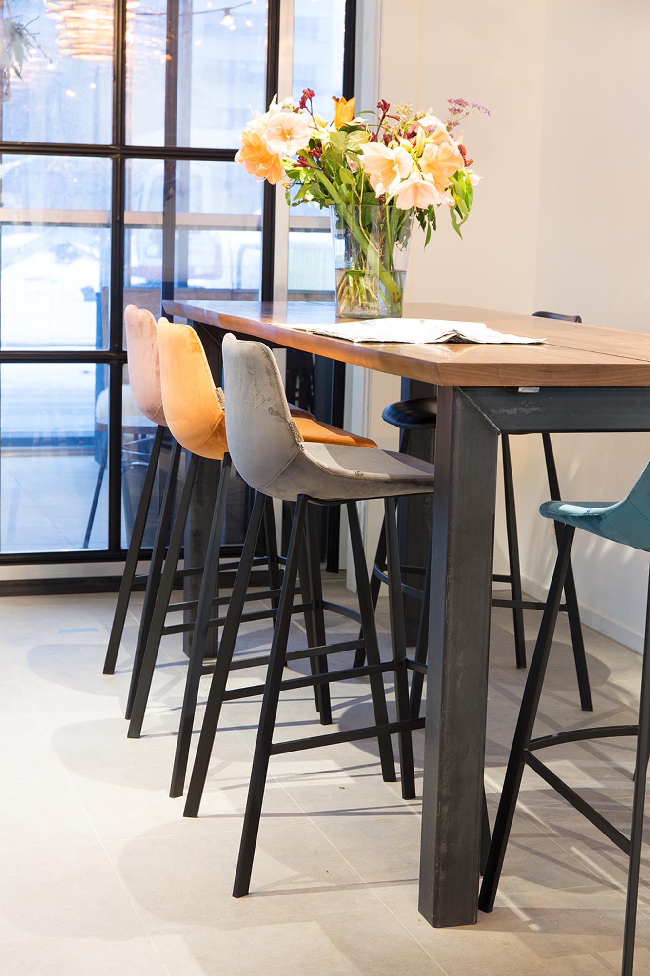 Barstuhl Franky Velvet in Grau präsentiert im Onlineshop von KAQTU Design AG. Barstuhl ist von Dutchbone
