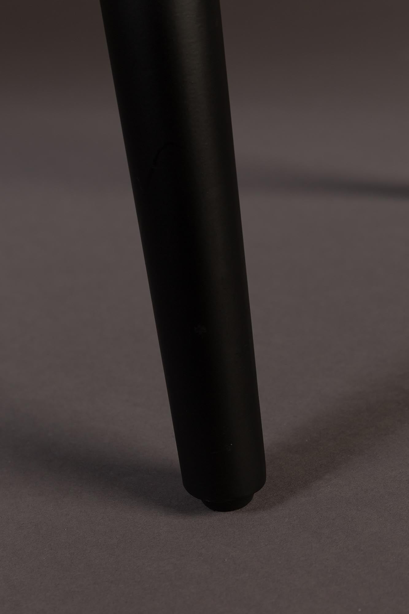 Entdecken Sie den ALAGON Esstisch von Dutchbone: Einzigartiges Design aus massivem Mangoholz und stabilen Metallbeinen für gesellige Abende.