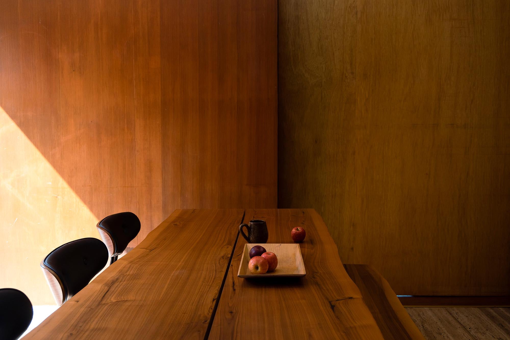 Erleben Sie den ALAGON Esstisch von Dutchbone: Hochwertiges Mangoholz trifft auf robuste Metallbeine für stilvolle Essmomente.