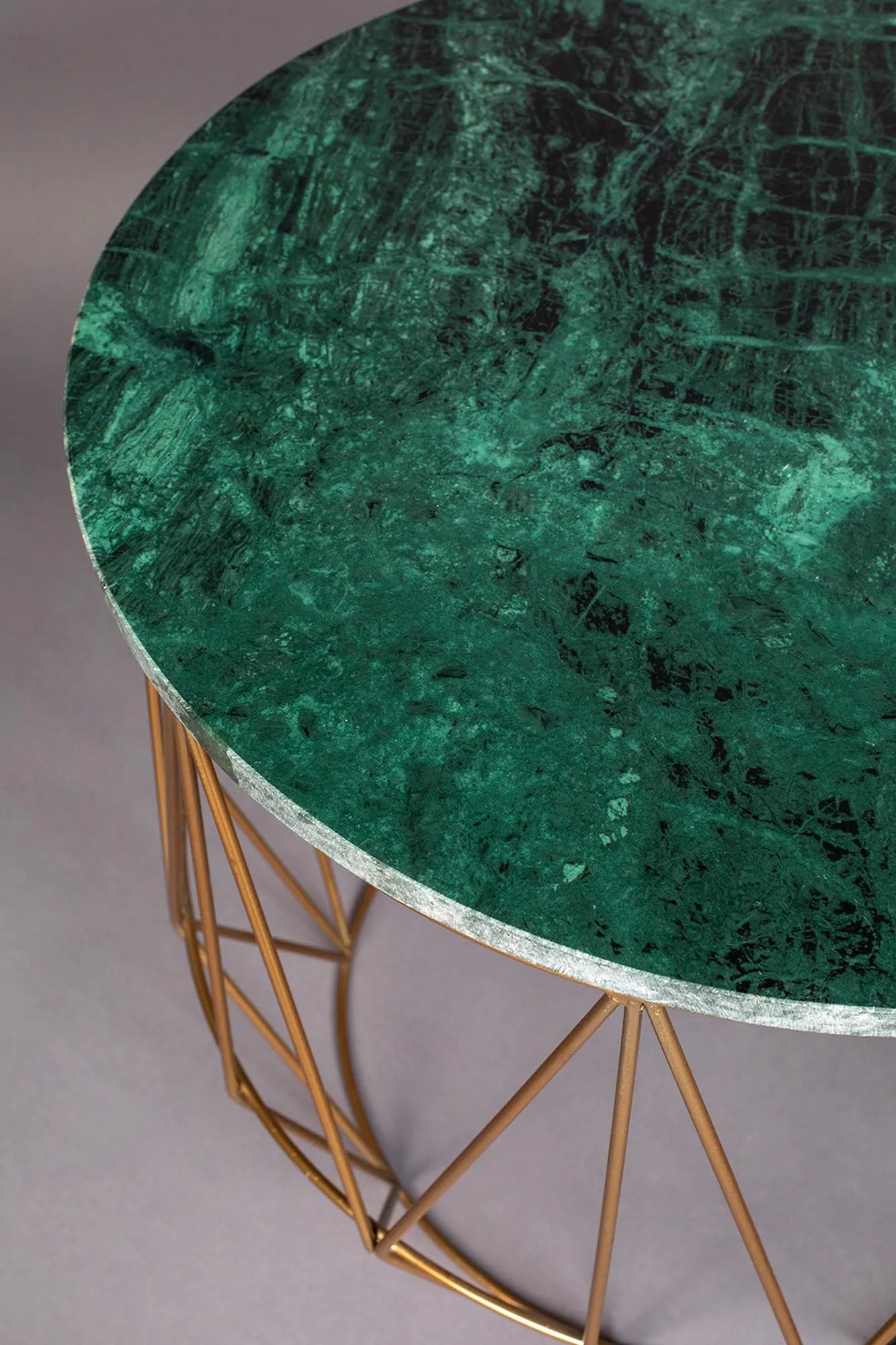 Stilvoller Dutchbone Beistelltisch Boss mit edler Marmorplatte.