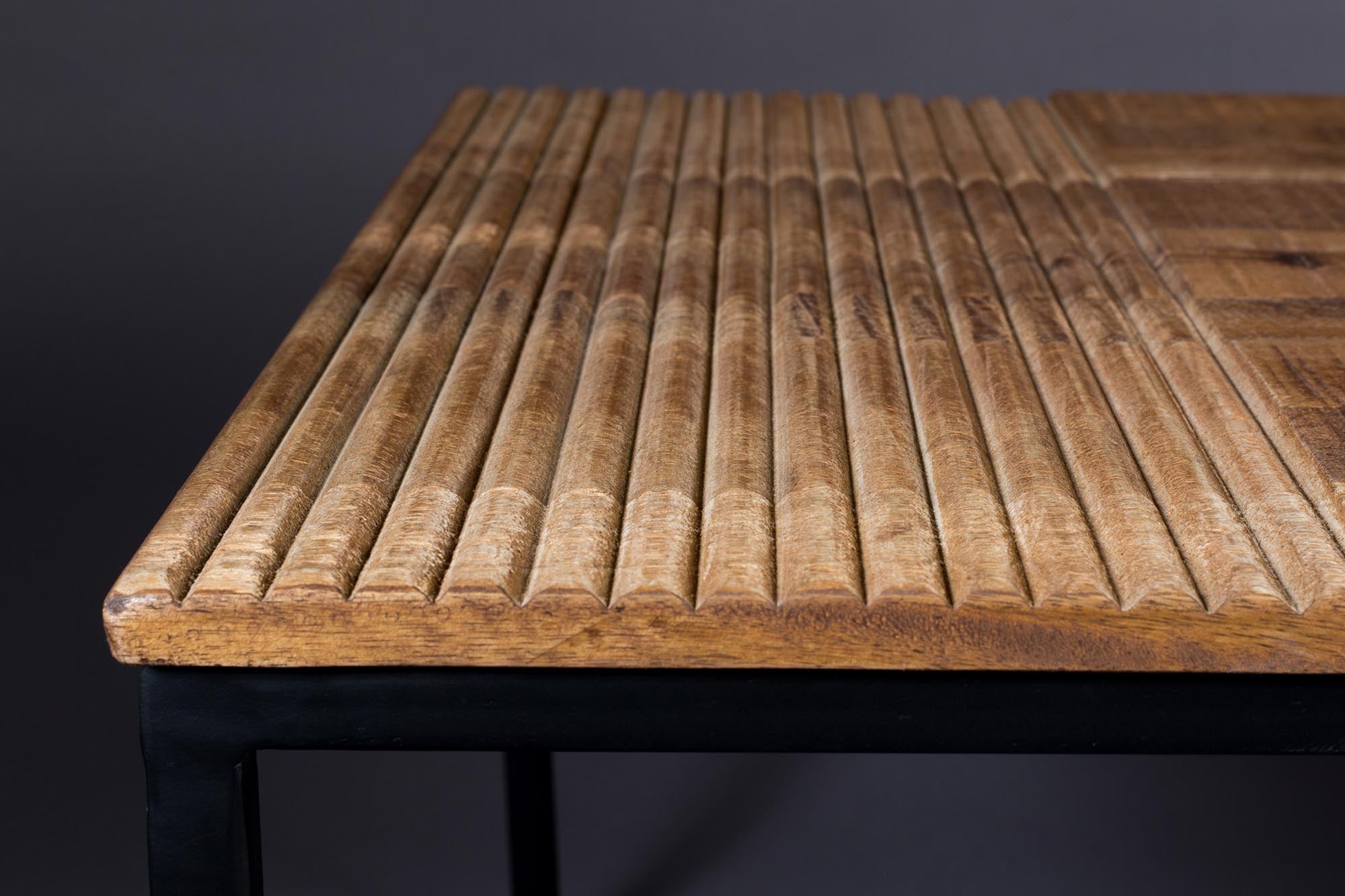 Entdecke den einzigartigen Beistelltisch Randi: Minimalistisches Design aus Mangoholz und Metall, perfekt für stilvolle Akzente in deinem Zuhause.