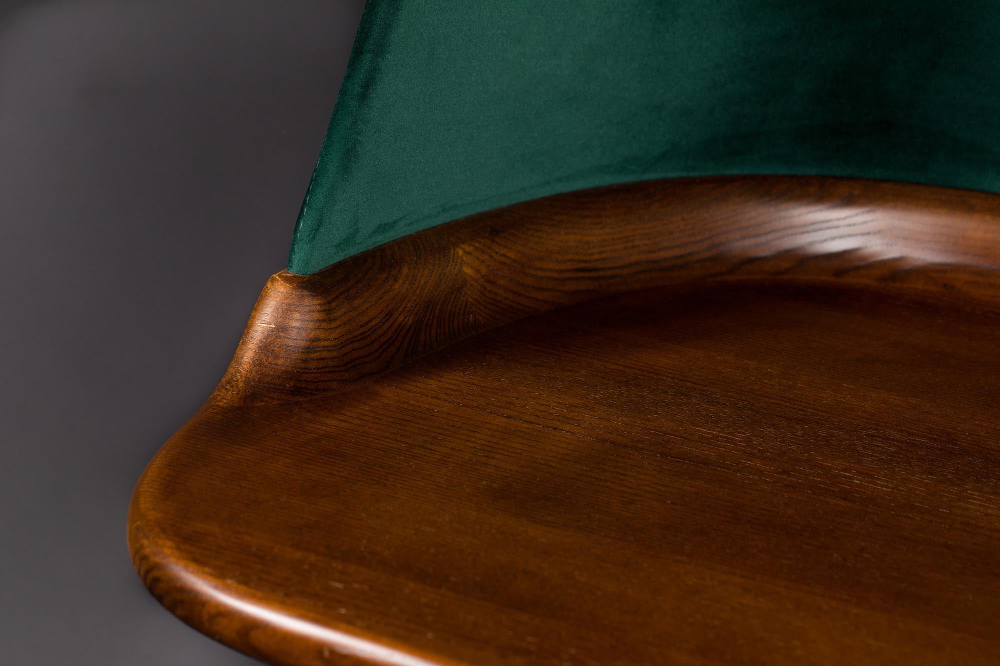 Entdecken Sie den eleganten Schreibtisch FINN von Dutchbone – ideal für Ihr Homeoffice mit großzügiger Arbeitsfläche und zeitlosem Design.