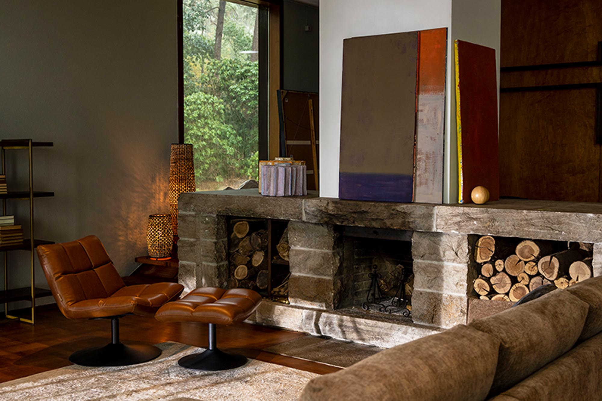 Entdecken Sie den stilvollen Loungesessel BAR von Dutchbone – eine harmonische Verbindung aus Komfort und modernem Design in warmen Erdtönen.