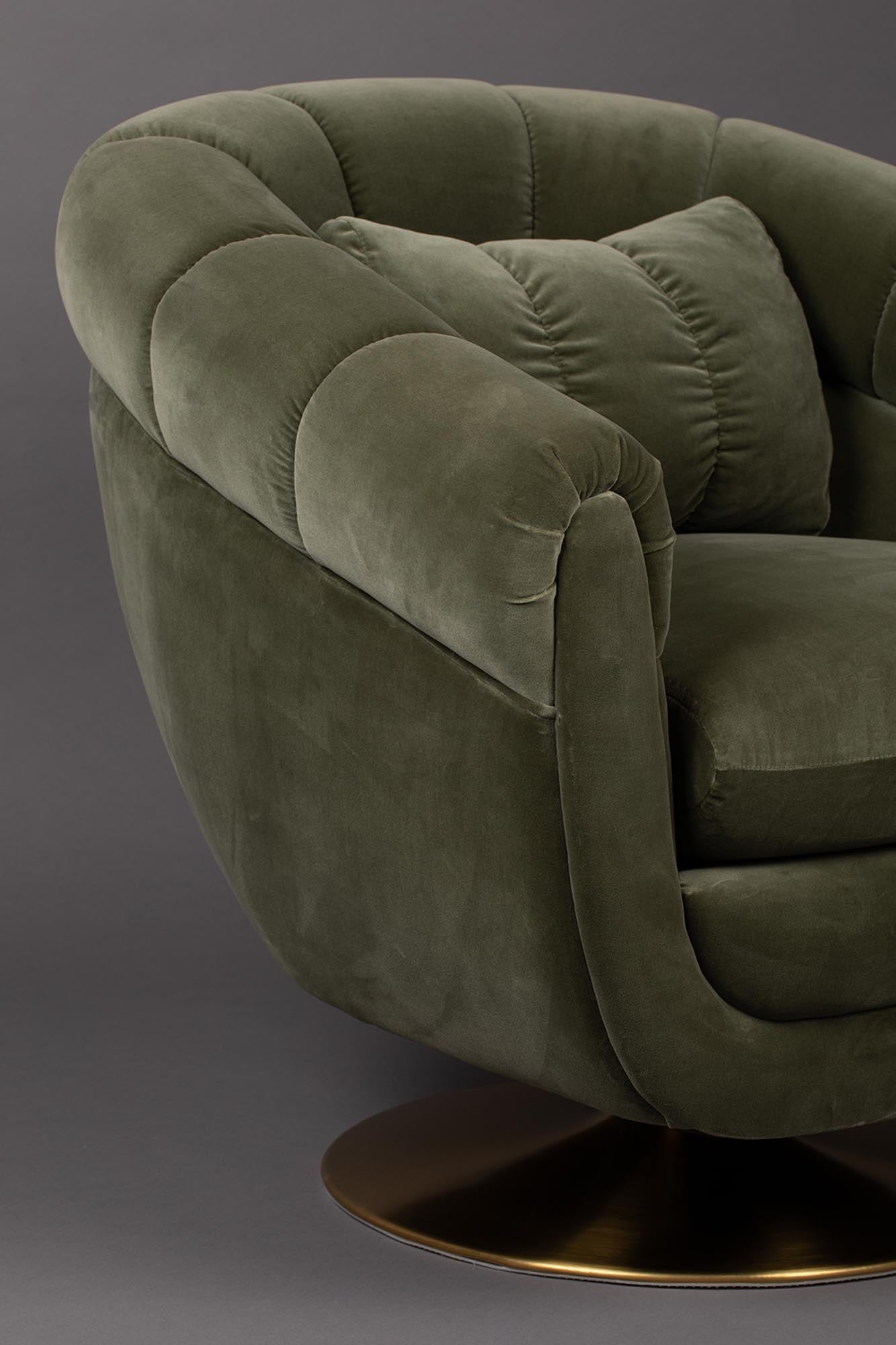 Genießen Sie den Loungesessel MEMBER von Dutchbone: elegantes Design, komfortable Polsterung und langlebige Eichenholzfüße für Ihr Zuhause.