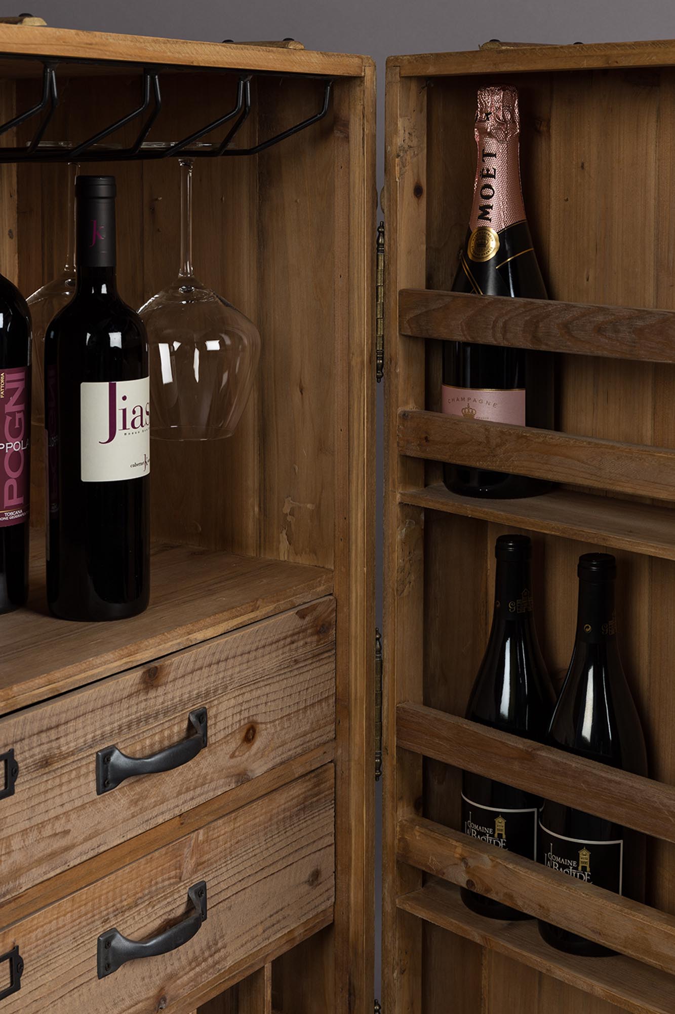 Dutchbone Cabinet Lico: Eleganz und Stauraum für Ihr Zuhause.