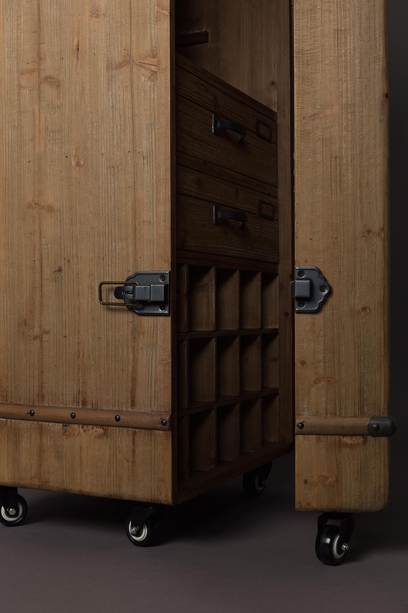 Dutchbone Cabinet Lico: Eleganz und Stauraum für Ihr Zuhause.