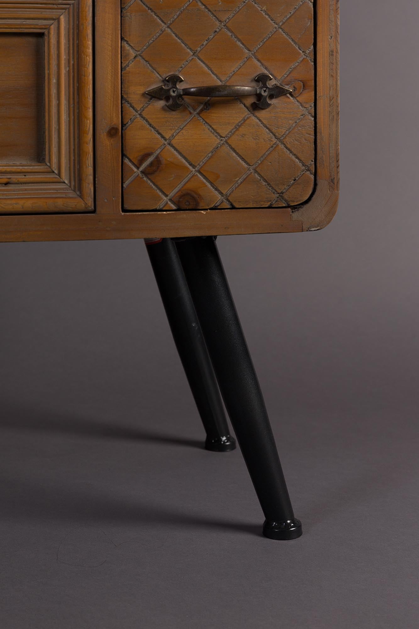 Elegantes Cabinet JOVE: Zeitloses Design, viel Stauraum, hochwertige Materialien, funktional und ästhetisch.