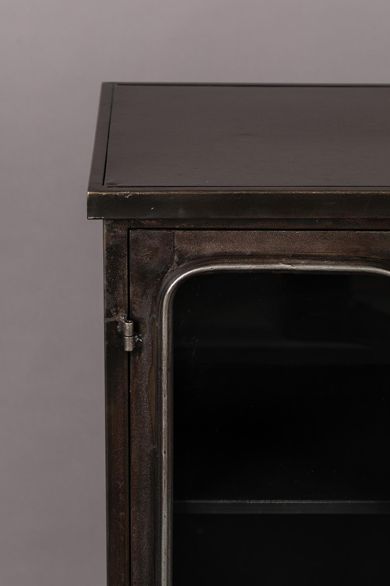 Entdecken Sie das Cabinet Denza von Dutchbone – ein elegantes Möbelstück, das Funktionalität und zeitgenössisches Design vereint.